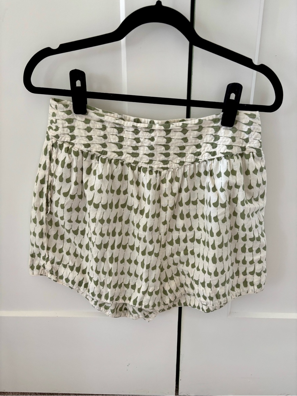 Mirth bay shorts in white/green abstract print - Picture 2 of 4